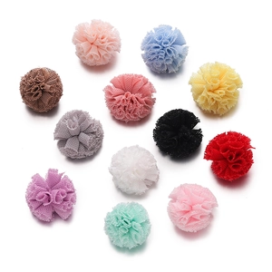 Vue à plat de boules de tulle plissées colorées de 1,5-2,5cm pour accessoires DIY