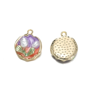 Detalle de colgantes de tulipán esmaltado con marcos dorados para creación de joyas DIY