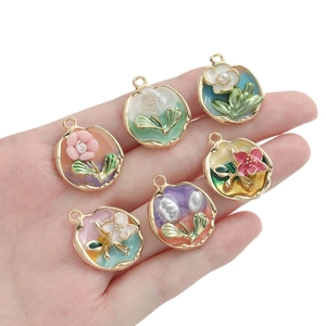 Set de 6 colgantes de flores vintage en aleación con esmalte y perlas para joyería DIY