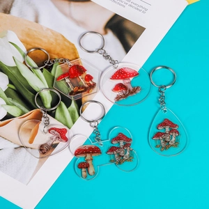 Set da 5 portachiavi in acrilico trasparente a forma di cuore e tondo con design a fungo rosso