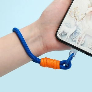 Dettaglio del cordino per telefono intrecciato blu con accenti arancioni e cinturino da polso