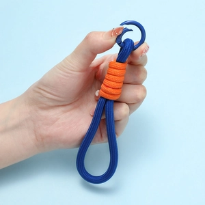 Dettaglio del cordino intrecciato in paracord arancione e blu con moschettone