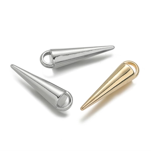 Detailansicht der silber und gold beschichteten Kegelanhänger für DIY-Schmuckherstellung