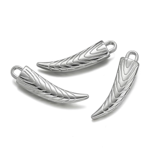 Detailansicht der versilberten Stoßzahn-Anhänger mit Wellenstruktur und Metall-Finish