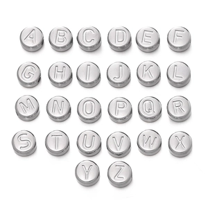 Lot de perles alphabet 7mm en acier inoxydable argenté avec gravure A-Z pour bijoux DIY