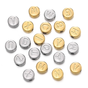 Vue détaillée de perles alphabet de 7 mm en acier doré et argenté pour bijoux DIY