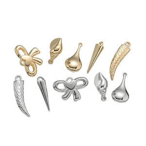 Bastelset für Schmuck mit verschiedenen goldenen und silbernen Anhängern in vielen Formen