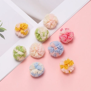 Primer plano de pompones de tul de 2,5 cm para accesorios de pelo DIY y manualidades