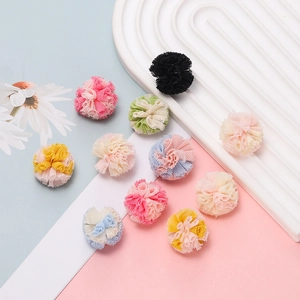 Vista detallada de pompones de malla elástica de 2,5 cm para accesorios de cabello DIY