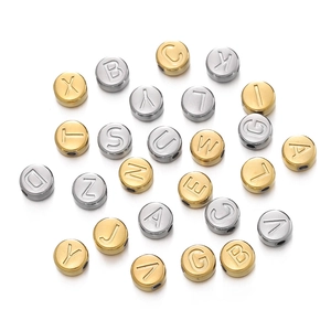 Détail de perles alphabet de 7mm en acier inoxydable doré et argenté pour bijoux DIY