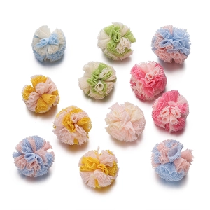 Detalle de pompones de encaje bicolor de 2,5 cm para accesorios de pelo hechos a mano