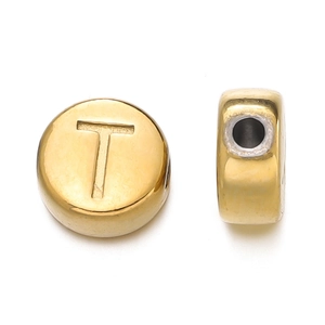 Détail d'une perle ronde dorée en acier inoxydable de 7mm avec lettre T pour bijoux