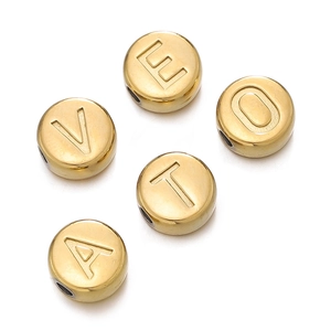 Vue détaillée des breloques rondes de 7mm en acier inoxydable doré avec lettres gravées