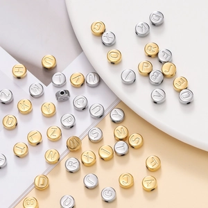 Vue détaillée de perles alphabet 7mm en acier inox or et argent pour bijoux DIY