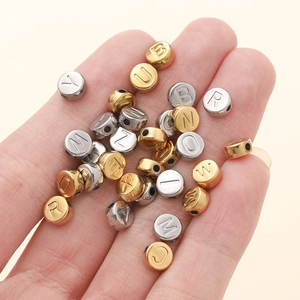 Présentation de perles alphabet de 7mm en acier inoxydable or et argent pour bijoux DIY