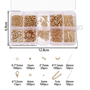 Vista detallada del kit de joyería de 10 rejillas con medidas y accesorios dorados