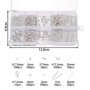 Detalle de caja de 10 compartimentos con kit de accesorios plateados para joyas DIY