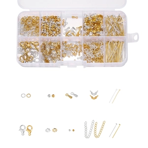 Vista macro de la caja de 10 compartimentos con accesorios para joyería en oro y plata