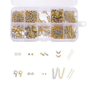 Detalle del kit de fornituras para joyas DIY en oro y plata con conectores y accesorios