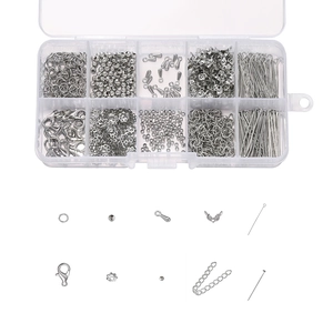 Detalle del kit de bisutería plateado con caja de 10 compartimentos y accesorios DIY
