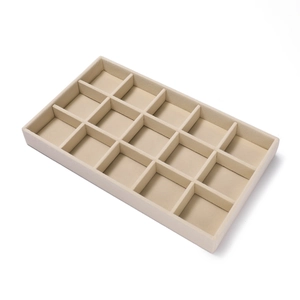 Gedetailleerd bovenaanzicht van een 15-vaks fluwelen sieradentray in elegant crème beige