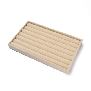 Beige fluwelen sieradentray met zeven ringgleuven voor oorbellen en manchetknopen