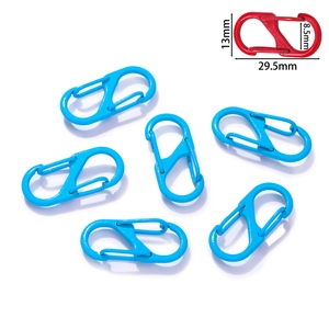 Dettaglio di moschettoni a S in lega di zinco colorata con lunghezza di 29,5 mm