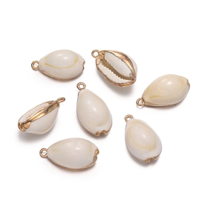 Detailliertes Set aus sieben natürlichen Kaurimuschel-Anhängern mit eleganten Goldrändern