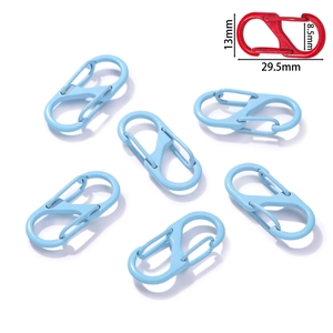 Dettaglio di moschettoni a S colorati in lega di zinco con dimensioni 29,5mm per 13mm