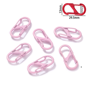 Vista macro di ganci a S in lega di zinco rosa con dimensioni per creazioni fai-da-te