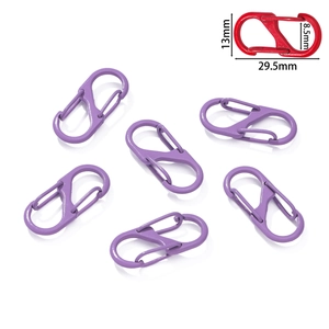 Vista macro di moschettoni a S viola con dimensioni precise di 29,5x13 mm