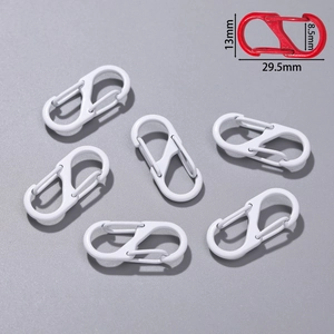 Ganci a S in lega di zinco verniciata con dettaglio della lunghezza di 29,5 mm