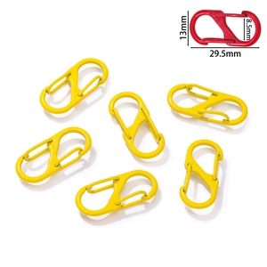 Dettaglio del moschettone a S colorato in lega di zinco con misure 29,5x13mm