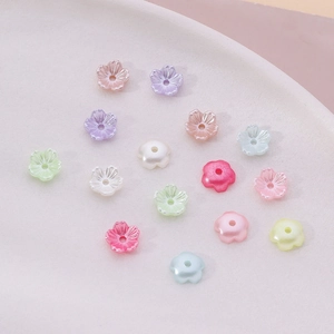 Vista macro de cuentas de ABS en forma de flor de 8mm en colores macaron para joyería DIY
