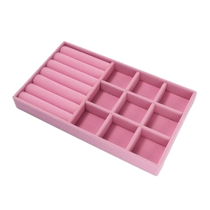 Roze fluwelen sieradendisplay met zeven ringgleuven en negen kleine vierkante vakjes