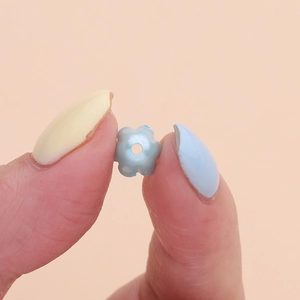Makroaufnahme einer 7,5 mm hellblauen Maiglöckchenperle für DIY-Schmuckherstellung