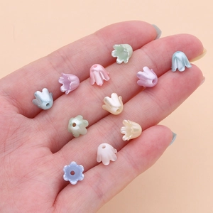 Maiglöckchen ABS Perlen in Pastellfarben für DIY Schmuckherstellung in der Hand