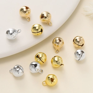 Detail van gouden en zilveren ijzeren belletjes met gepolijste afwerking voor DIY
