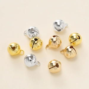 Macro-opname van gouden en zilveren metalen bellen voor DIY-sieraden en huisdieren