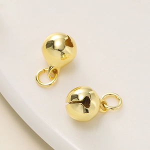 Detailopname van twee gepolijste gouden bellen voor DIY-sieraden en huisdieraccessoires