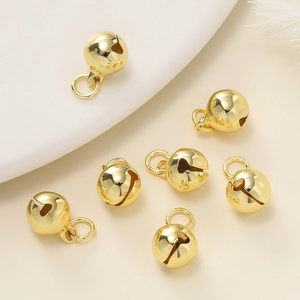 Detailopname van kleine gouden ijzeren belletjes met ringen voor DIY sieraden maken