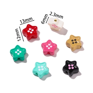 Detalle macro de cuentas de acrílico en forma de estrella en 7 colores con medidas y tallas