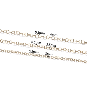 Dettaglio macro di catene rollo in acciaio inox placcato oro 18K in 3mm 3,5mm 4mm