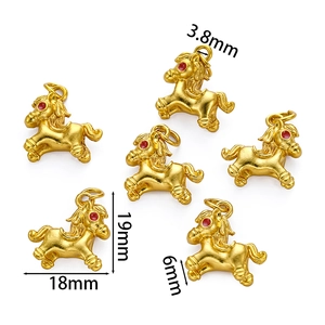 Makroaufnahme des chinesischen Tierkreis-Pferdeanhängers mit Maßen und Goldtextur