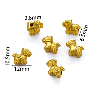 Detail eines goldenen Tierkreis-Pferdeanhängers mit Maßen 12mm x 10,5mm für DIY-Schmuck