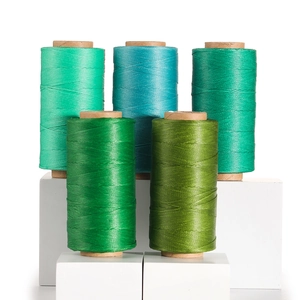 Dettaglio di cinque rotoli di filo di poliestere cerato da 0,8mm per cuoio e cucito DIY