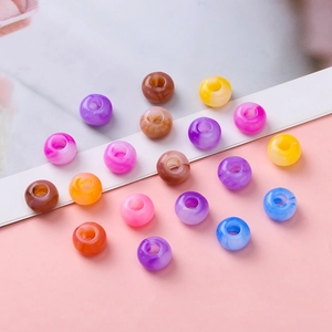 Macro-opname van kleurrijke acryl gelekralen met marmeren textuur voor DIY-sieraden