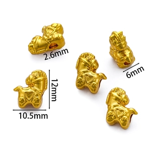 Detaillierte Größenangaben für goldene Pferdeanhänger mit Maßen und Lochdurchmesser-Details