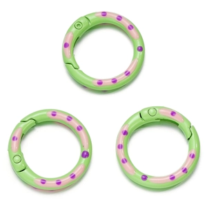 Drie gekleurde ronde veerringen met handgeschilderde stippen voor DIY-accessoires