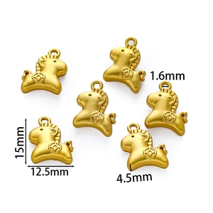 Detailansicht des goldenen Pferdeanhängers mit Maßen 15x12,5mm für DIY-Schmuckdesign